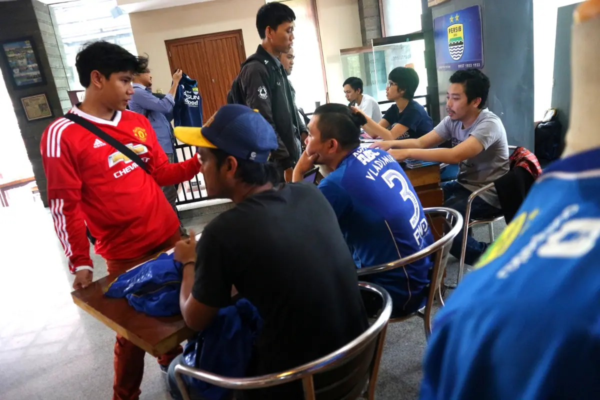 Suasana penjualan jersey Persib Bandung