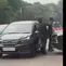 Video viral diduga menggesek nomor rangka sebuah mobil di GBK. (Facebook)