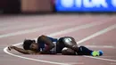 Pelari putri asal Prancis, Antoinette Nana Djimou Ida merebahkan diri diatas lintasan usai mengikuti cabang lari 800m pada kejuaraan IAAF World Championships 2017 di London Stadium (6/8//2017). (AFP/Jewel Samad)
