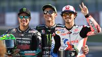 Valentino Rossi bersama dua anak didiknya di akademi VR46 yang sudah mentas di ajang MotoGP: Franco Morbidelli dan Pecco Bagnaia. (GIUSEPPE CACACE / AFP)