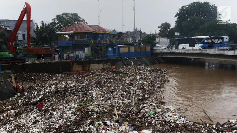 Sampah di Pintu Air Manggarai