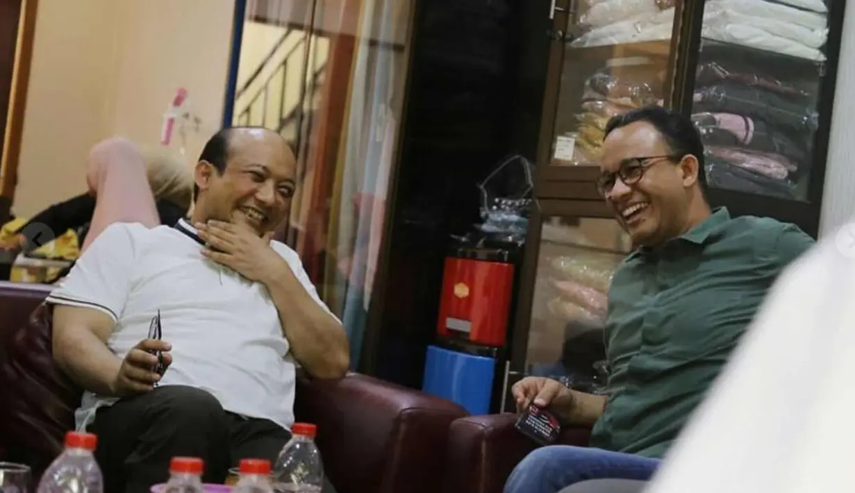 Gubernur DKI Jakarta Anies Baswedan berbincang dengan penyidik senior KPK Novel Baswedan di Jalan Deposito, Pegangsaan Dua, Kelapa Gading, Jakarta Utara. Anies mengatakan Novel menggunakan kacamata sebagai alat bantu melihat. (Instagram/@Anies Baswedan)