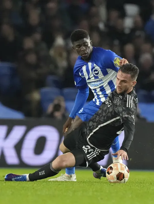 Brighton sukses memetik kemenangan atas Ajax dengan skor 2-0. (AP Photo/Frank Augstein)