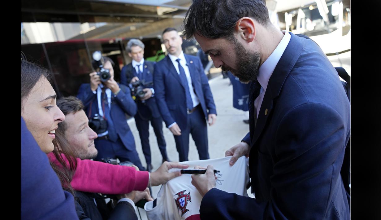 Namun bukan hanya Cristiano Ronaldo yang menjadi sasaran Giuliana pada saat itu. Pemain Manchester City, Bernardo Silva pun diminta Giuliana untuk memberikan tanda tangan pada baju Timnas Portugal uang ia bawa. (AP Photo/Armando Franca)