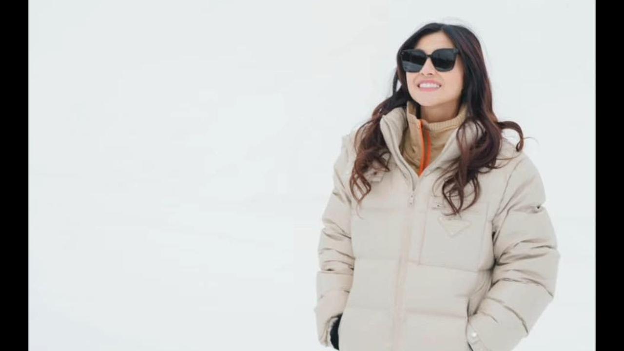 Potret Nisya Ahmad saat berada di Hakuba. Lokasi ini merupakan salah satu tempat bermain ski yang begitu terkenal di Jepang. Nisya Ahmad tampak mengabadikan foto dengan latar salju.<br>