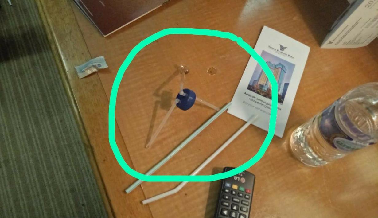 Barang bukti berupa alat isap sabu dari penangkapan politisi Partai Demokrat berinisial AA  di hotel kawasan Slipi, Jakarta, Senin (4/3). Politikus AA dikabarkan ditangkap aparat karena penyalahgunaan narkotika. (Liputan6.com/HO/Dit Narkoba Mabes Polri)