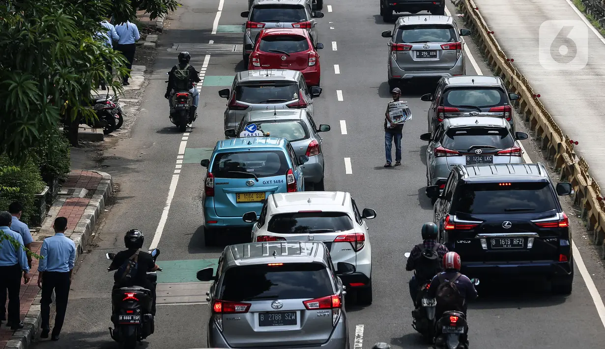 Sejumlah kendaraan melintas di kawasan Jalan Buncit Raya, Jakarta Selatan, Rabu (11/5/2022). Sejumlah ruas jalan Ibu Kota kembali mengalami kemacetan karena meningkatnya volume kendaraan usai libur Lebaran. (Liputan6.com/Johan Tallo)