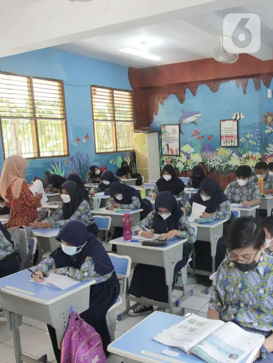 Sejumlah siswa mengikuti proses pembelajaran di SMP Negeri 1 Kota Tangerang, Kamis (12/5/2022). Sekolah di Kota Tangerang mulai menggelar pembelajaran tatap muka (PTM) setelah libur lebaran 2022. (Liputan6.com/Angga Yuniar)