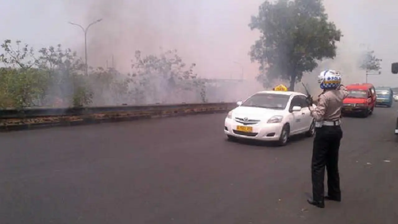 20150929-Kebakaran Rumput-Tol Kampung Rambutan-Cikunir Macet-Jakarta