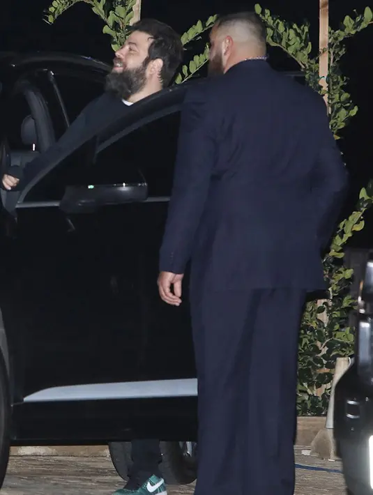 Di Malibu, dua pasangan itu menghabiskan waktu liburannya bersama. Mereka melakukan double-date, layaknya anak muda pada umumnya. Seperti dilaporkan dailymail, mereka mengucapkan selamat tinggal ketika selesai dengan kencannya. (doc.dailymail.com)