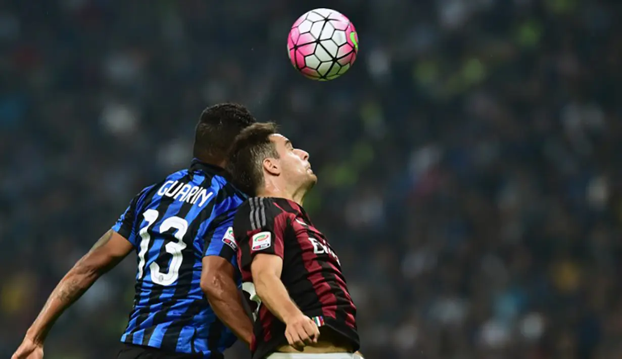 Pemain AC Milan, Giacomo Bonaventura duel udara dengan pemain Internazionale, Fredy Guarin pada laga Serie A di Stadion San Siro, Italia, Minggu (13/9/2015). Internazionale berhasil menang 1-0. (AFP Photo/Giuseppe Cacace)