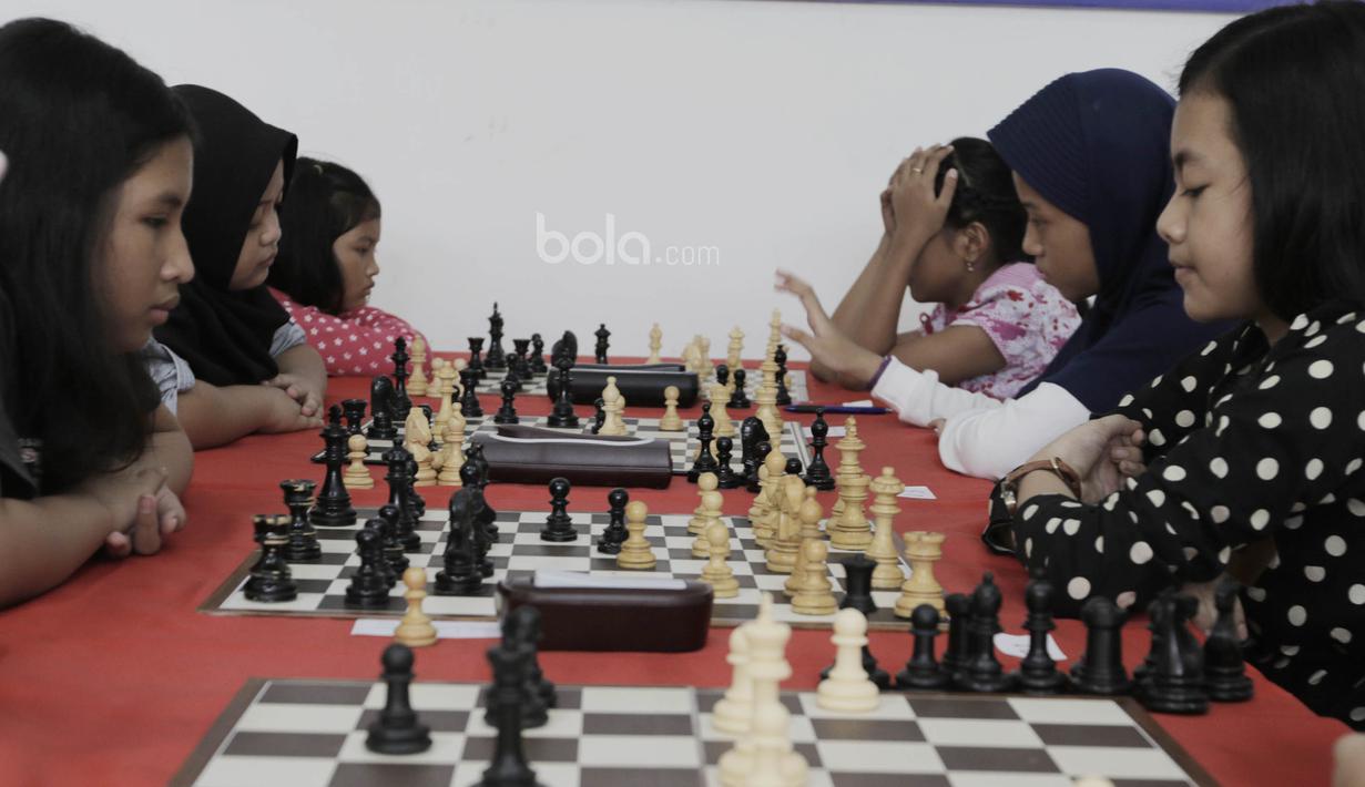 Sejumlah pecatur cilik saat mengikuti kejuaraan catur daerah tingkat provinsi DKI Jakarta. Kejurnas akan diselenggarakan pada 16 Juli 2017 di Bogor. (Bola.com/M Iqbal Ichsan)