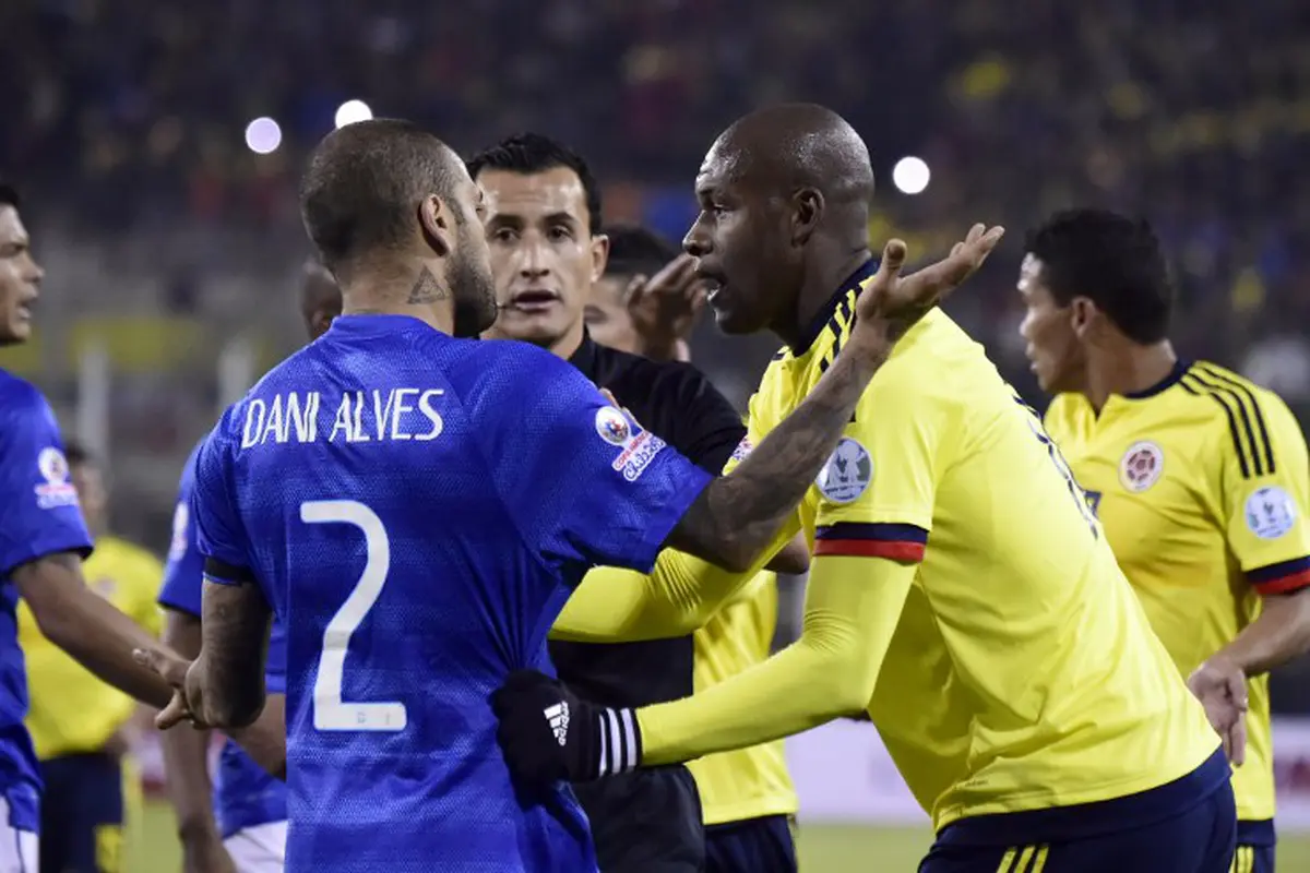 Dani Alves di laga Brasil vs Kolombia