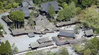 Sejumlah bangunan kekayaan budaya nasional Jepang runtuh akibat gempa bumi di Aso Shrine di Aso, Prefektur Kumamoto, Jepang selatan , Sabtu (16/4). Gempa berkekuatan 6,4 SR itu menewaskan sembilan orang dan 760 lainnya terluka. (REUTERS/Kyodo) 