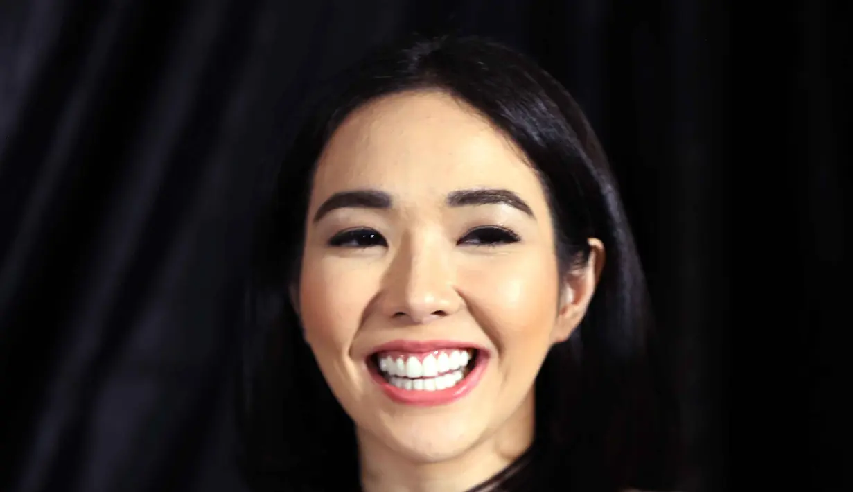 Meski ada adegan berpelukan dengan Ernest Prakasa, Gading Marten selaku suami juga tidak merasa cemburu. Ia hanya menakankan pada Gisela Anastasia untuk melakukan dengan maksimal. (Nurwahyunan/Bintang.com)