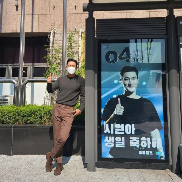 Momen Perayaan Ulang Tahun Siwon Choi yang Ke-35, Dapat Banyak Hadiah. (Sumber: Instagram/siwonchoi)