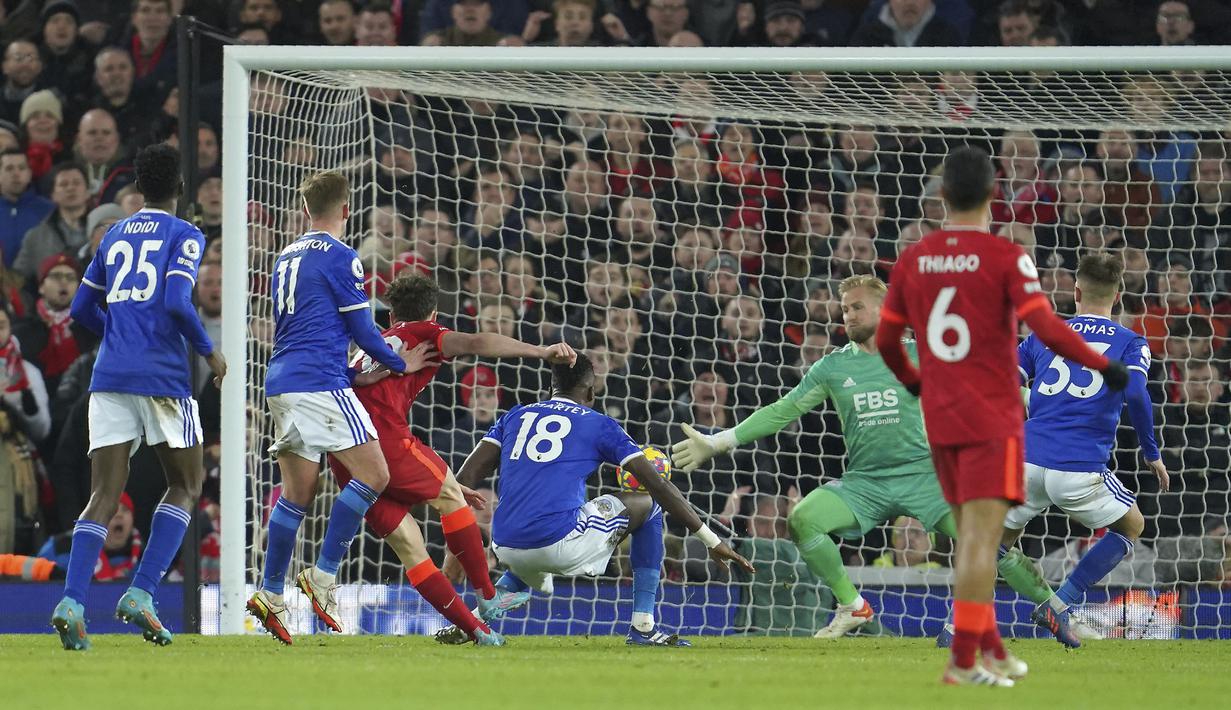 Memasuki menit-menit akhir babak kedua, Liverpool berhasil menggandakan keuunggulan. Lagi-lagi lewat Diogo Jota. Pemain berkebangsaan Portugal tersebut sukses mengkonversi umpan dari Joel Mantip menjadi gol. (AP/Jon Super)