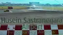 Pesawat Boeing 737-800 milik maskapai Garuda Indonesia saat mendapatkan penghormatan menggunakan water salute usai mendarat di Bandara Husein Sastranegara, Bandung, Jawa Barat, Jumat 14 Agustus 2026. (Istimewa)