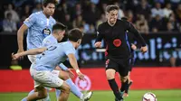 Gelandang Barcelona asal Spanyol #06, Pablo Gavi, mengamati bola selama pertandingan liga Spanyol antara RC Celta de Vigo dan FC Barcelona di stadion Balaidos di Vigo, Minggu dini hari WIB (24/11/2024). (MIGUEL RIOPA/AFP)
