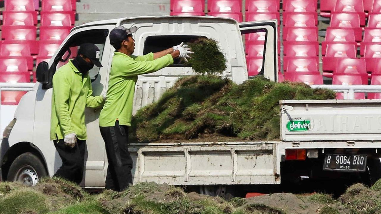 Revitalisasi rumput lapangan ini dilakukan sebagai bentuk pelayanan publik untuk masyarakat dan juga dalam rangka menyambut Piala Dunia 2026.&nbsp;Liputan6.com/Herman Zakharia