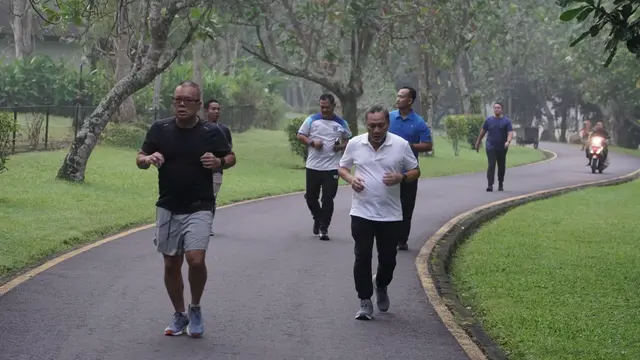 Menteri Perdagangan (Mendag) Zulkifli Hasan menyempatkan waktu untuk berlari pagi mengelilingi Candi Borobudur, Magelang Jawa Tengah, di sela gelaran ASEAN Economic Ministers (AEM) Retreat ke-29, Rabu (22/3/2023).