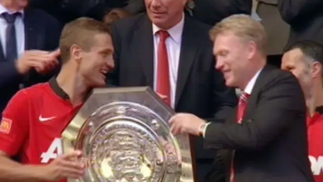 Van Persie Antar MU Raih Gelar Community Shield ke-20