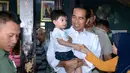 Presiden Jokowi menggendong cucunya, Jan Ethes untuk menyapa warga saat makan soto bersama keluarganya di Solo, Jawa Tengah, Jumat (30/3). Kesempatan ini diambil Jokowi untuk mengisi libur panjang. (Liputan6.com/Pool/Biro Pers Setpres)