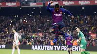 Striker Barcelona, Malcom, melakukan selebrasi usai mencetak gol ke gawang Cultural Leonesa pada laga Copa del Rey di Stadion Camp Nou, Rabu (5/12). Barcelona menang 4-1 atas Cultural Leonesa. (AP/Manu Fernandez)