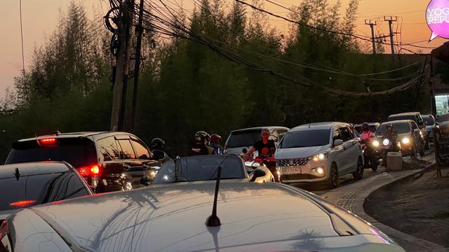 Kondisi kemacetan di Canggu Bali akibat proyek pembuatan trotoar untuk memfasilitasi pejalan kaki