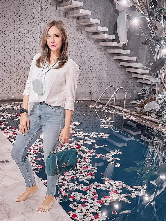 Masayu pun memadukan jeans dengan kemeja putih. Menambahkan sedikit aksesori seperti jam tangan akan membuat penampilan terlihat menarik. [Foto: Instagram/masayuanastasia]