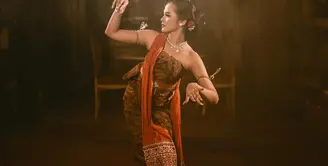 Bella Bonita baru saja mengunggah beberapa potret dirinya menjadi penari Jawa untuk photoshoot terbarunya. [Foto: Instagram/bellabonita_r.a]