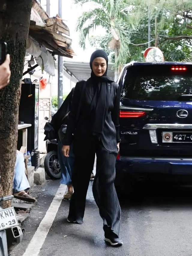 Paula Verhoeven Melayat ke Rumah Duka Mendiang Ayah Baim Wong. [Kapanlagi/Budy Santoso]