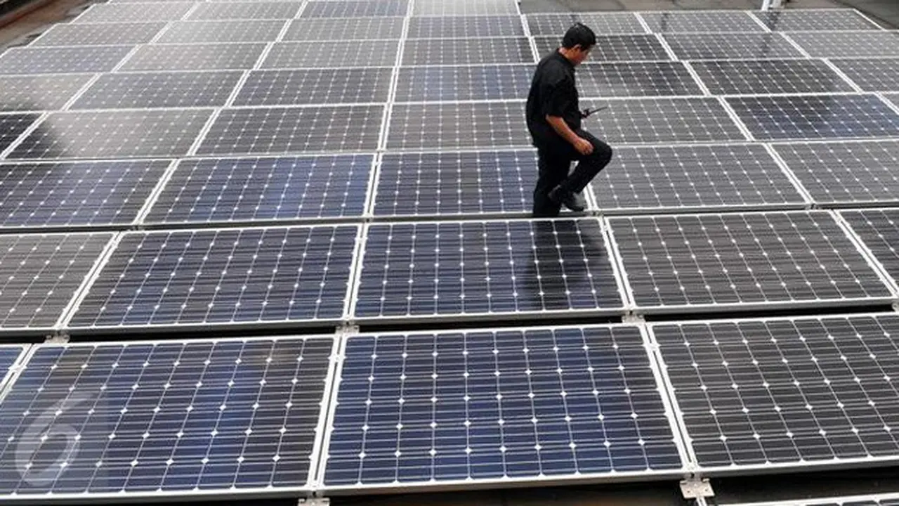 Terangi Desa Belum Berlistrik, ESDM Berikan Lampu Tenaga Surya