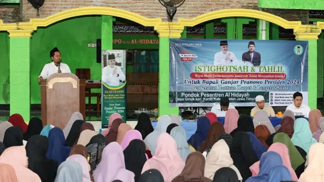 Jaringan Kiai Muda Jawa Timur pendukung Ganjar Pranowo melakukan safari silaturahmi, dengan warga pondok pesantren (ponpes). Kali ini, tempat yang disambanginya adalah Pondok Pesantren Al Hidayat, Desa Ginuk, Kecamatan Karas, Kabupaten Magetan, Jawa Timur