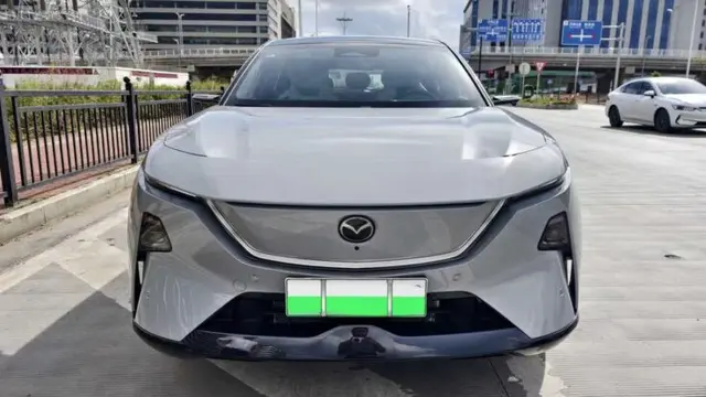 Tampilan depan Mazda EZ-60 dengan grille LED menyala dan pilar-C berlubang yang mendukung aerodinamika (Carnewschina)