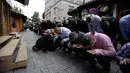 Umat muslim Bosnia melaksanakan salat Idul Fitri 1439 H di di jalan dekat Masjid Begova di Sarajevo, Bosnia (15/6). (AP Photo / Amel Emric)