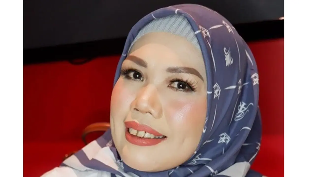 Lakukan Tanam Benang di Wajah, Ini 6 Potret Ely Sugigi Tampil Glowing