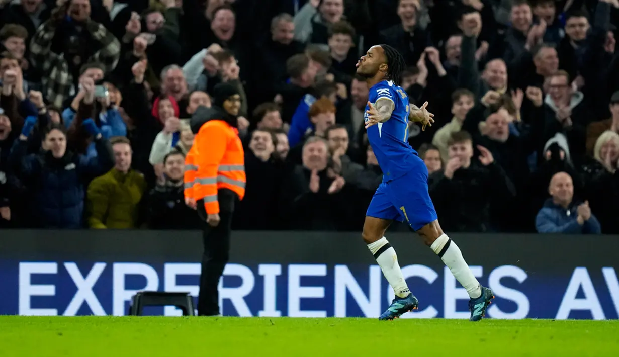 Pesta gol Chelsea ditutup oleh Enzo Fernandez di menit 85 yang menyambar bola liar di kotak penalti. Gol ini sempat dianulir wasit, tapi VAR akhirnya menganggap tidak off-side. (AP Photo/Kirsty Wigglesworth)