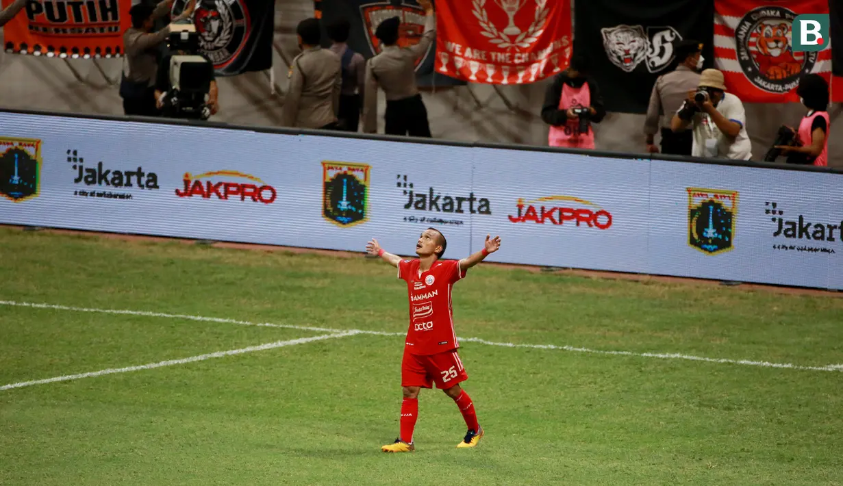 Pemain Persija Jakarta, Riko Simanjuntak, melakukan selebrasi usai mencetak gol ke gawang Chonburi FC pada laga persahabatan dalam rangka Grand Launching Jakarta International Stadium (JIS), Minggu (24/7/2022). (Bola.com/M Iqbal Ichsan)