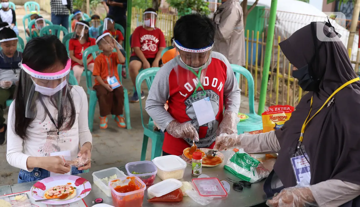 Anak-anak melakukan kegiatan belajar di luar sekolah di Kampung Belajar New Normal di Pinang Indah, Tangerang, Jumat (19/6/2020). Kampung Belajar ini menggunakan metode pembelajaran seperti sekolah alam dengan menerapkan protokol kesehatan di tatanan kehidupan baru. (Liputan6.com/Angga Yuniar)