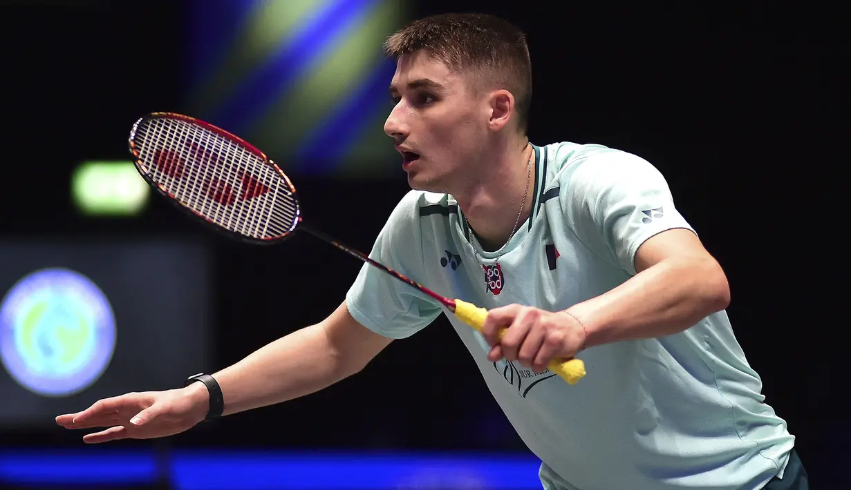 Tunggal putra Prancis, Christo Popov bersiap menerima serve dari lawannya, tungal putra Indonesia, Anthony Sinisuka Ginting pada laga semifinal kejuaraan bulu tangkis All England 2024 di Utilita Arena, Birmingham, Inggris, Sabtu (16/3/2024) sore WIB. Christo Popov kalah rubber game 21-19, 5-21 dan 11-21. (AP Photo/Rui Vieira)