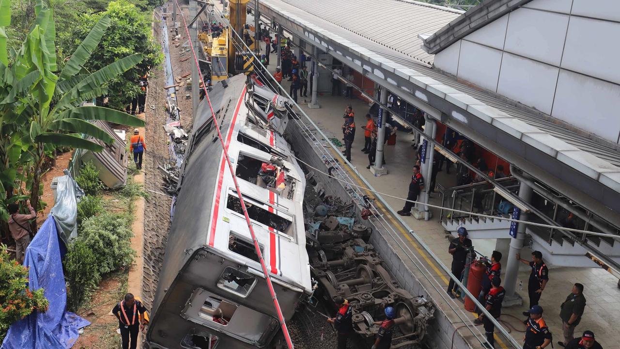 FOTO: Evakuasi Gerbong KRL Commuterline di Stasiun Bekasi Timur