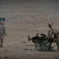 Bocah yang harusnya masih main gundu ini justru diajarkan ISIS cara meledakkan tahanan dengan menekan tombol bom. Sungguh mengerikan!