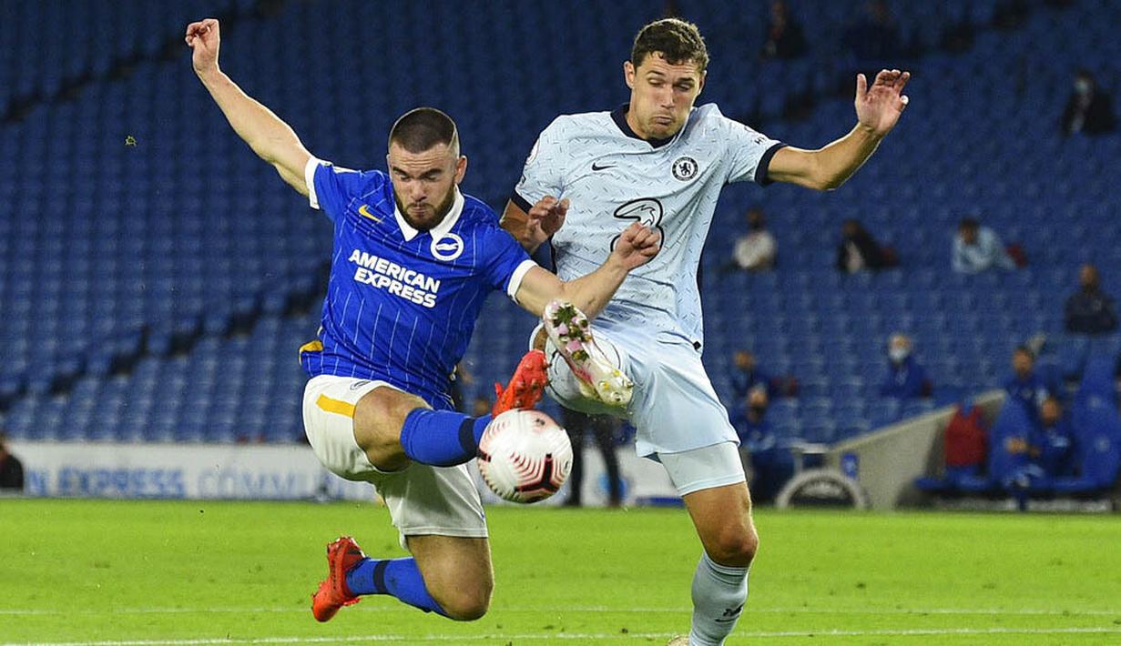 Pemain Chelsea, Andreas Chistensen, berebut bola dengan pemain Brighton and Hove Albion, Aaron Connolly, pada laga Premier League di Stadion Amex, Selasa (15/9/2020). The Blues menang dengan skor 3-1. (Glynn Kirk/Pool via AP)
