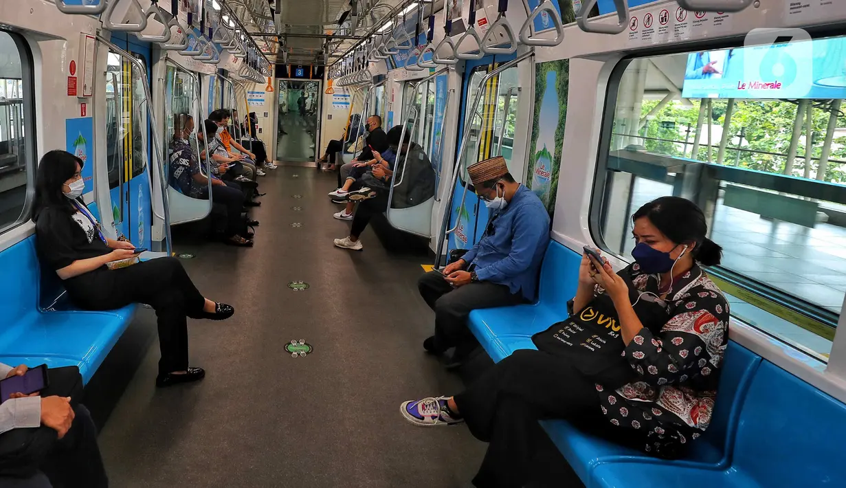 Penumpang menaiki MRT di stasiun di Jakarta, Kamis (20/10/2022). PT MRT Jakarta (Perseroda) mencatat sebanyak lebih dari 2 juta orang telah menggunakan layanannya selama September 2022. (Liputan6.com/Angga Yuniar)