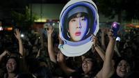 Fans Kim Seok-jin aka Jin yang tidak dapat menyaksikan konser Coldplay, "Music of the Spheres", berkumpul luar Estadio River Plate, Buenos Aires&nbsp; untuk mendengarkan penampilan personel BTS itu dengan band asal Inggris tersebut (28/10/2022). (AFP/Juan Mabromata)
