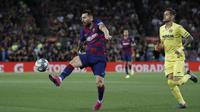 Penyerang Barcelona, Lionel Messi berusaha mengontrol bola saat bertanding melawan Villareal pada lanjutan pertandingan La Liga di Camp Nou, Rabu (25/9/2019). Barcelona menang tipis atas Villareal 2-1. (AP Photo/Joan Monfort)