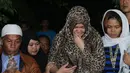 Istri Budi Anduk, Neneng Nurhayati menangis saat menghadiri pemakaman suaminya, Bekasi, Senin (11/1/2016). Budi Anduk menghembuskan nafas terakhir pada usia 47 tahun di RS Dharmais, Jakarta. (Liputan6.com/Herman Zakharia)