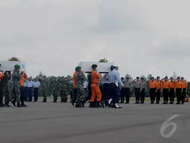 Dua jenazah perempuan korban pesawat AirAsia QZ8501 saat akan diterbangkan ke Surabaya dari Lanud Iskandar, Rabu (7/1). (Liputan6.com/Andrian M Tunay)