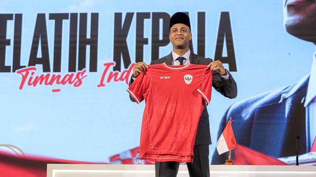 Patrick Kluivert diperkenalkan sebagai pelatih baru Timnas Indonesia, Minggu (12/01/2025). (c) AP Photo/Bagaskara Lazuardi